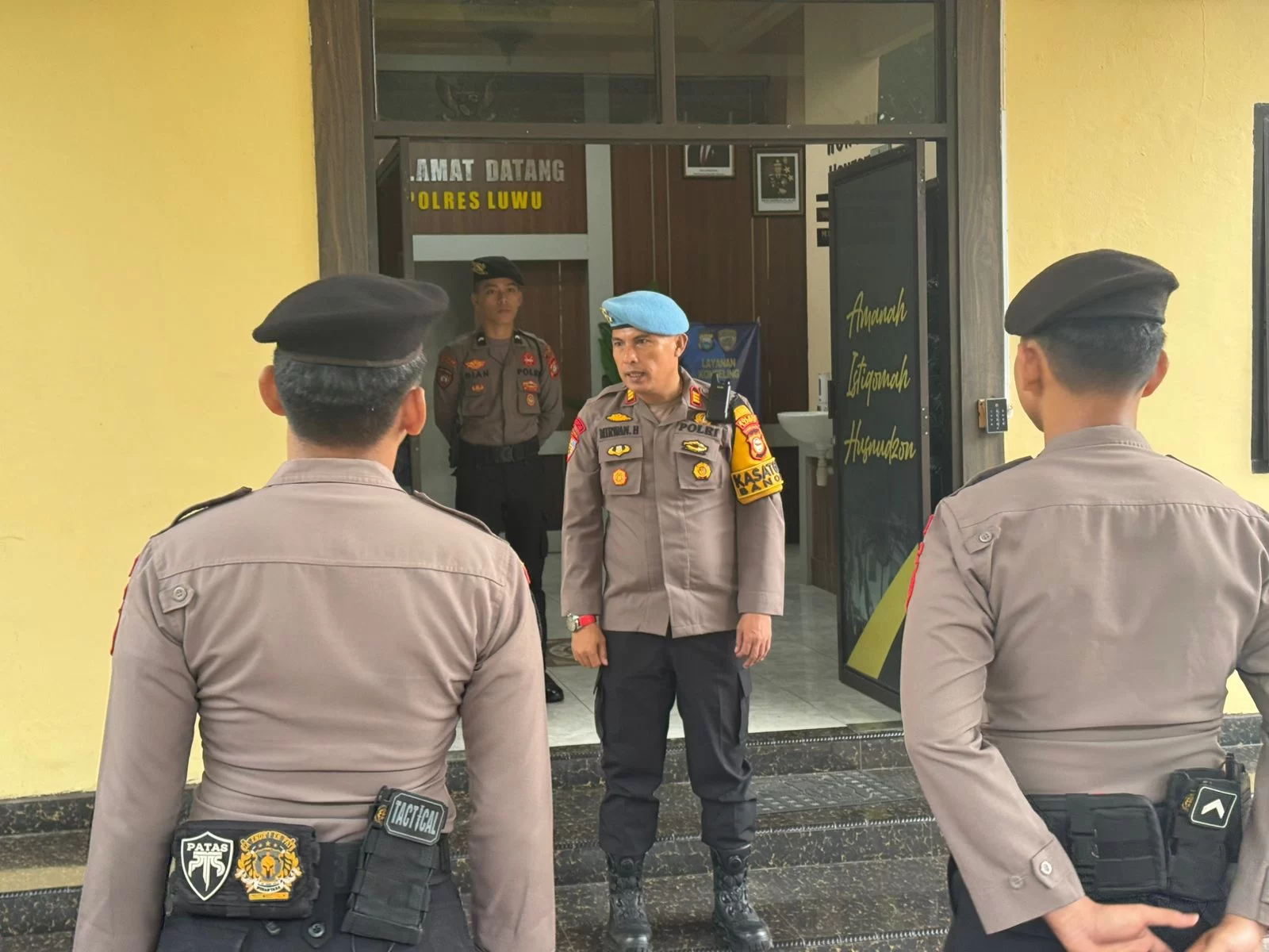 Dalam rangka menjaga kedisiplinan dan integritas anggota, Propam Polres Luwu melaksanakan kegiatan penegakan ketertiban (gaktiblin) terhadap personel Polres Luwu. Kegiatan ini dipimpin langsung oleh Kasi Propam Polres Luwu, AKP Mirwan Herlambang. Kamis (7/11/2024).